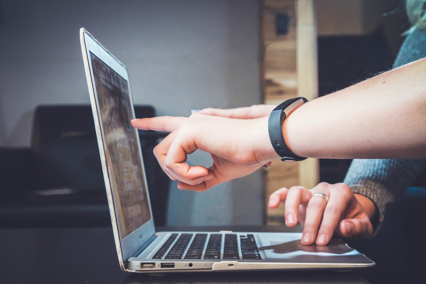 Konsultan IT menggunakan laptop untuk merancang solusi digital bisnis